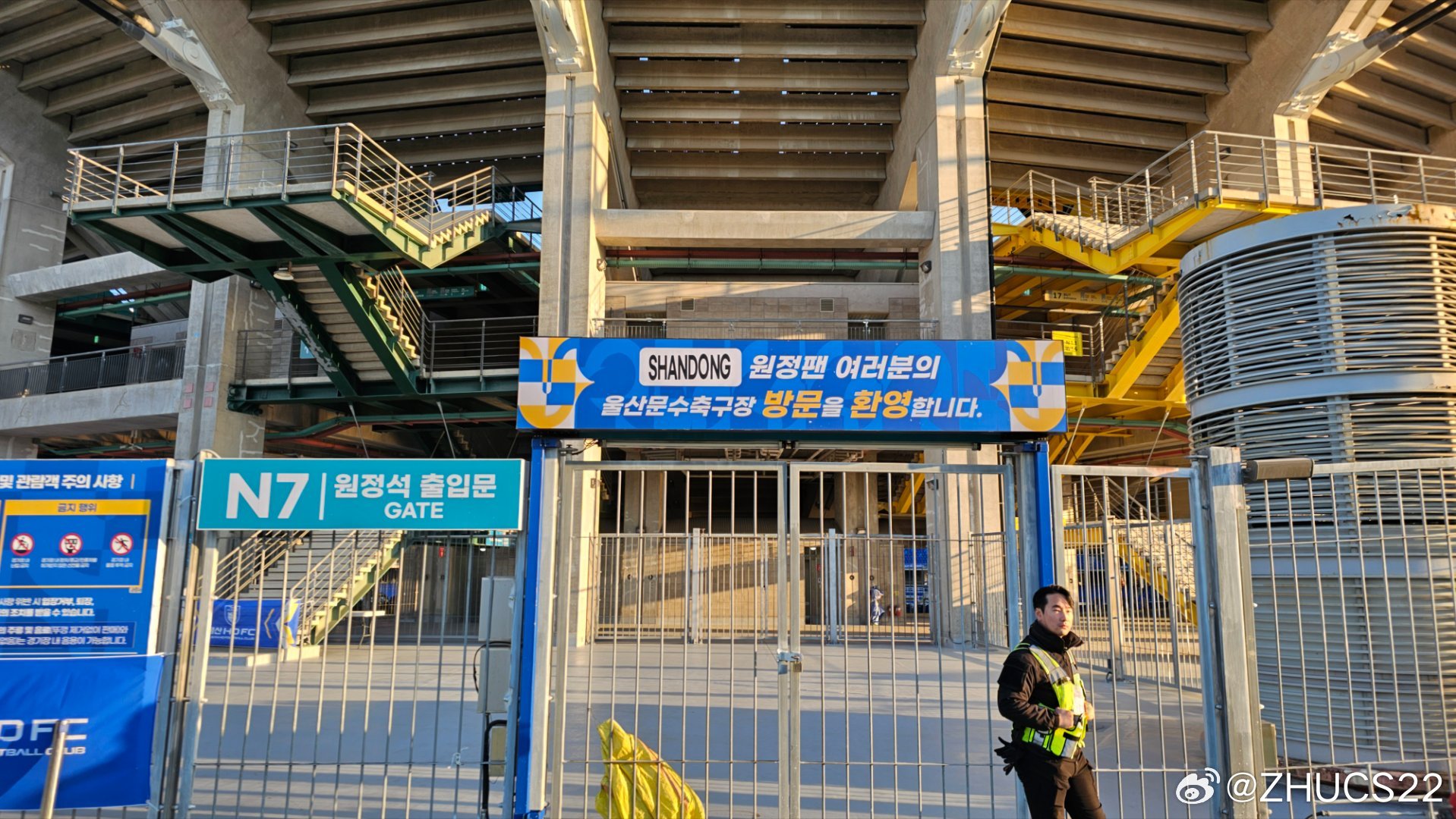  博主：蔚山現(xiàn)場工作人員、轉(zhuǎn)播車、安保在準(zhǔn)備撤場，場外一片安靜