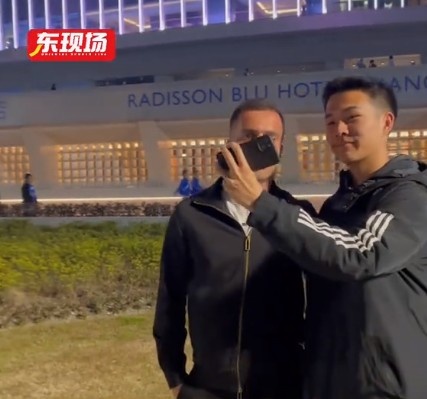  塞爾吉尼奧現(xiàn)身上海八萬人體育場，并與球迷親切打招呼合影