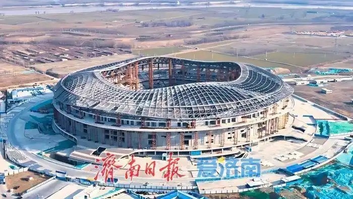  魯媒：戴上1.6萬(wàn)噸“鋼鐵巨冠”，黃河體育中心球場(chǎng)完成屋蓋施工