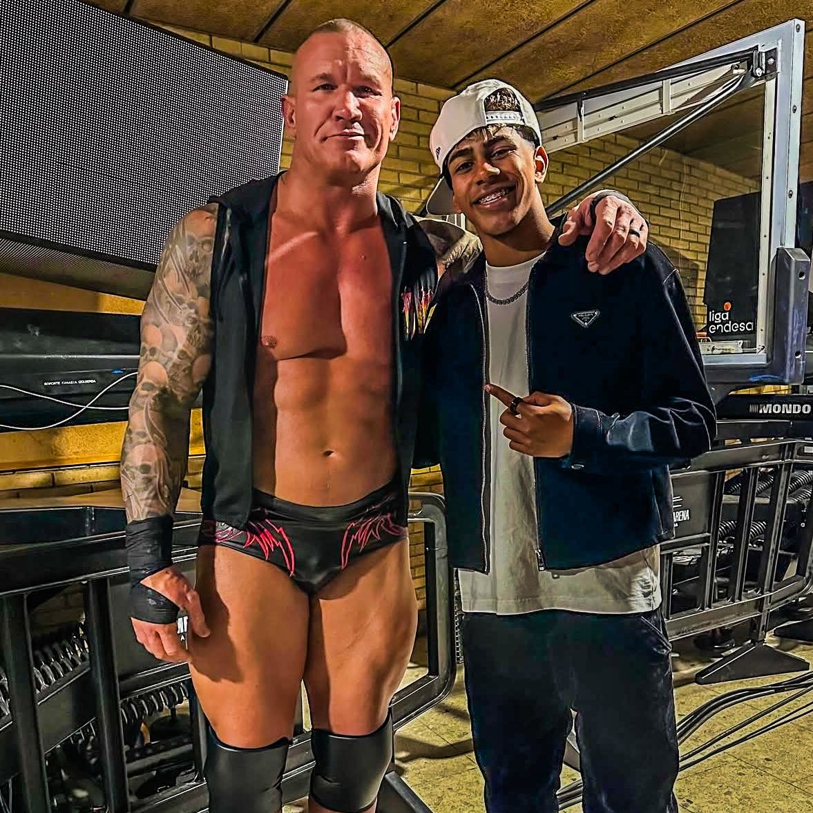  小心RKO！亞馬爾現(xiàn)場觀戰(zhàn)WWE，和奧爾頓、Triple H等合影