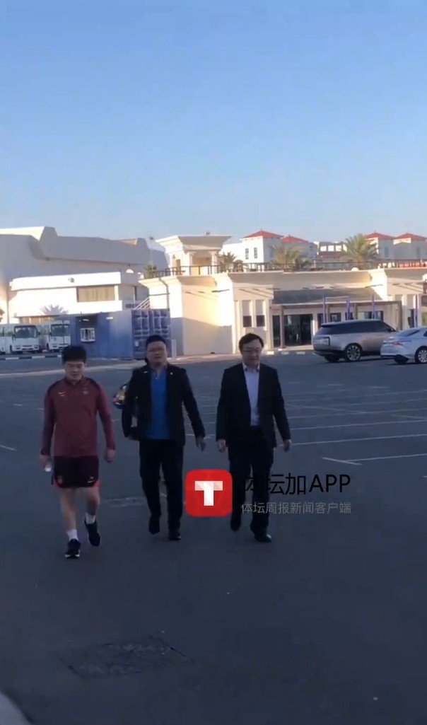  馬德興：迪拜領(lǐng)事館官員來到訓(xùn)練場(chǎng)地看望國足