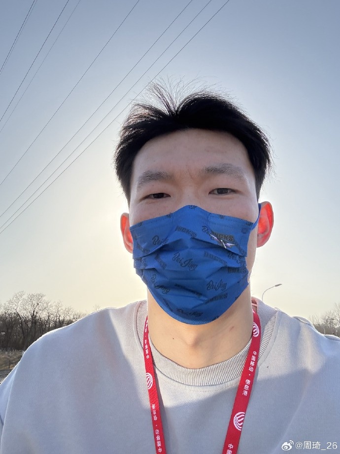  悠閑！周琦騎京牌電動(dòng)車出行：太陽出來了 開京牌兜兜風(fēng)！