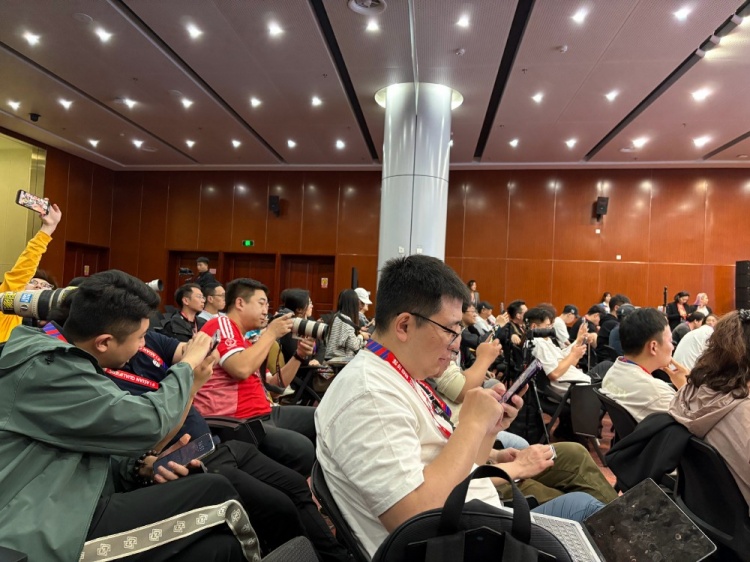  萬眾矚目！記者擠滿國足賽前新聞發(fā)布廳，賽場記者預計超300人