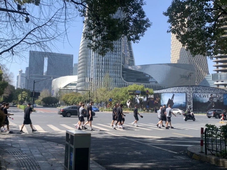  心態(tài)放松，有網(wǎng)友拍到澳大利亞隊早上在萬象城citywalk