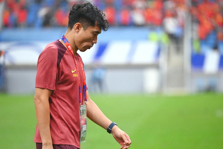  滬媒：單后腰讓國足防守承受更大壓力，若鄭智沒退役或能勝任