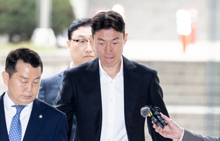  韓國(guó)國(guó)腳黃義助非法拍攝不雅視頻，一審被判有期徒刑1年緩刑2年！