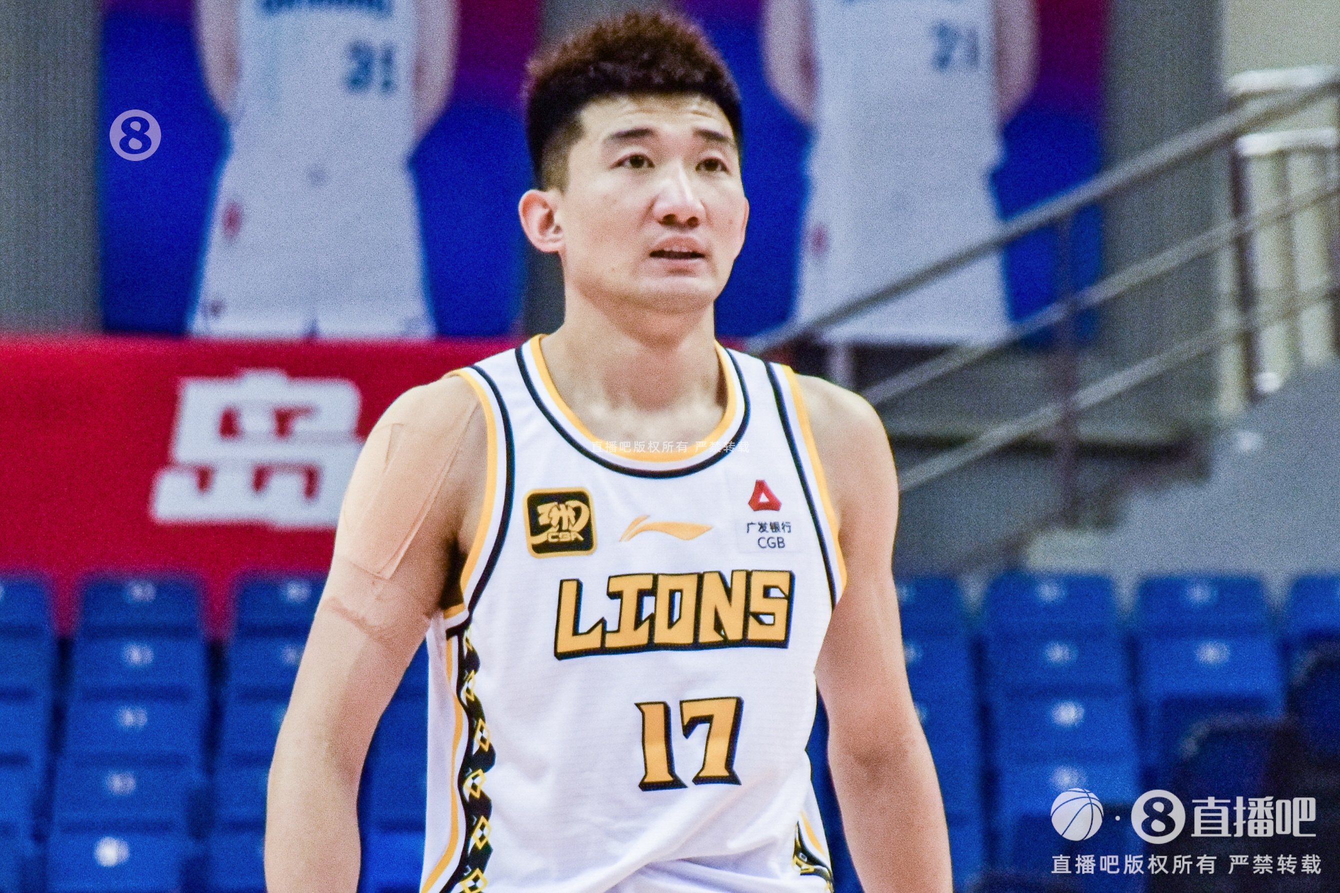  效率太低！孫銘徽15中4拿到15分4板12助2斷1帽 5次犯規(guī)